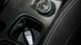 Suzuki SX4 S-cross 1.6 VVT - galeria redakcyjna (2) - tunel środkowy między fotelami