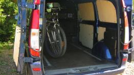 Mercedes Vito W639 Furgon Facelifting 110 CDI 95KM - galeria redakcyjna (2) - tył - bagażnik otwarty