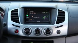 Mitsubishi L200 IV Double Cab 2.5 - galeria redakcyjna - radio/cd/panel lcd
