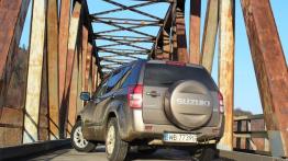 Suzuki Grand Vitara II SUV 5d Facelifting 2012 2.4 VVT 169KM - galeria redakcyjna 2 - widok z tyłu