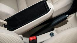 Skoda Fabia II Facelifting 1.2 TSI - galeria redakcyjna - tunel środkowy między fotelami