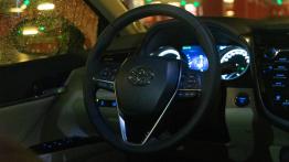 Toyota Camry 2.5 Hybrid Dynamic Force 218 KM- galeria redakcyjna - widok ogólny wnętrza z przodu