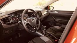 Volkswagen Polo 1.0 TSI 115 KM - galeria redakcyjna (2) - widok ogólny wn?trza z przodu