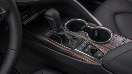 Toyota Camry Hybrid (2018) - tunel ?rodkowy mi?dzy fotelami