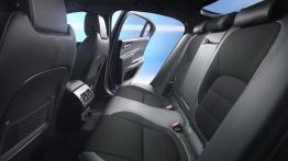 Jaguar XE 2.0d R-Sport (2015) - tylna kanapa