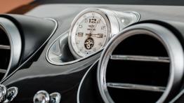 Bentley Bantayga (2016) - zegarek na desce rozdzielczej