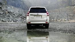 Toyota Land Cruiser 2.8 D-4D (2016) - widok z tyłu