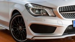 Mercedes CLA 250 Edition 1 (C117) 2012 - prawy przedni reflektor - wyłączony