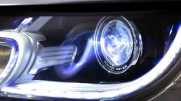 Land Rover Range Rover Sport II (2014) - lewy przedni reflektor - włączony