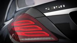 Mercedes S 350 BlueTEC (2014) - lewy tylny reflektor - włączony