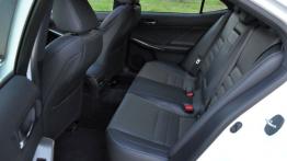 Lexus IS III Sedan 300h 223KM - galeria redakcyjna - tylna kanapa