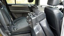 Mitsubishi Pajero Sport II 2.5 DI-D - galeria redakcyjna - tylna kanapa złożona, widok z boku