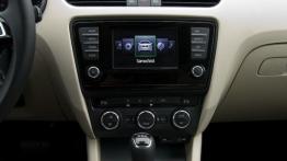 Skoda Octavia III Liftback 2.0 TDI - galeria redakcyjna - konsola środkowa