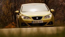 Seat Ibiza 2008 - przód - reflektory włączone