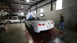 Chevrolet Camaro Cabrio Hennessey - tył - reflektory włączone