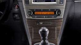 Toyota Avensis III sedan Facelifting - konsola środkowa