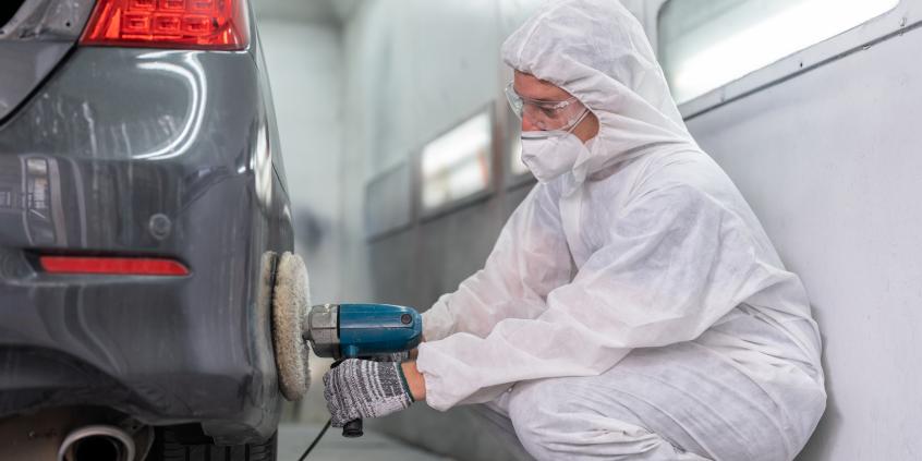 Naprawy blacharsko-lakiernicze: ASO czy warsztat niezależny? Porównanie 2026