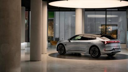 Salon motoryzacyjny umiera, showroom żyje – jak zmienia się sprzedaż aut w Polsce 2026?