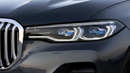 BMW X7 - lewy przedni reflektor - w??czony