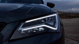 Cupra Ateca 2.0 TSI 300 KM - galeria redakcyjna - lewy przedni reflektor - w??czony