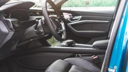 Audi e-tron - galeria redakcyjna - widok ogólny wnętrza z przodu