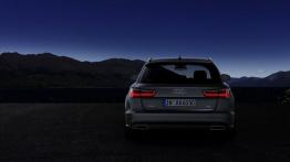 Audi A6 C7 Avant Facelifting (2015) - tył - reflektory włączone