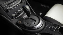 Nissan 370Z Nismo Roadster Concept (2015) - dźwignia zmiany biegów