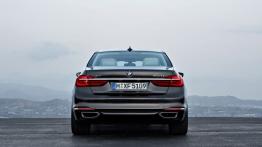 BMW serii 7 G12 750Li xDrive (2016) - widok z tyłu