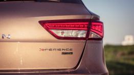 Seat Leon III X-Perience 2.0 TDI CR 184KM - galeria redakcyjna - prawy tylny reflektor - włączony