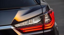 Lexus RX IV 450h (2016) - prawy tylny reflektor - włączony