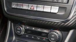 Mercedes A250 Sport 4MATIC - galeria redakcyjna - panel sterowania wentylacją i nawiewem