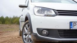 Volkswagen Cross Touran 2.0 TDI 177 KM - galeria redakcyjna - prawy przedni reflektor - włączony