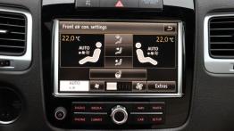 Volkswagen Touareg II SUV 4.2 V8 TDI 340KM - galeria redakcyjna - radio/cd/panel lcd