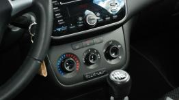 Fiat Punto 2012 0.9 TwinAir 8V 85KM - galeria redakcyjna - panel sterowania wentylacją i nawiewem
