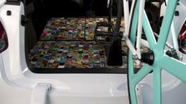 Hyundai Veloster C3 Concept - tylna kanapa złożona, widok z bagażnika