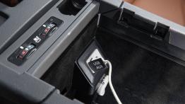 Lexus RX 350 Facelifting - gniazda multimedialne w tunelu środkowym