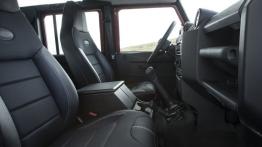 Land Rover Defender 2013 - widok ogólny wnętrza z przodu