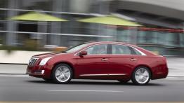 Cadillac XTS - lewy bok