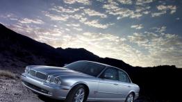 Jaguar XJ - widok z przodu