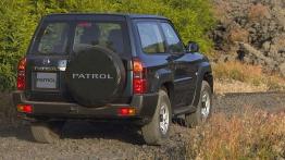 Nissan Patrol 2005 - widok z tyłu