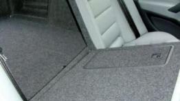 Skoda Octavia II 1.6 Ambiente - galeria redakcyjna - tylna kanapa złożona, widok z boku