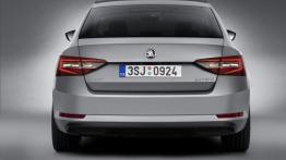 Skoda Superb III (2015) - tył - reflektory włączone
