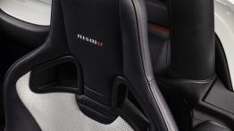 Nissan 370Z Nismo Roadster Concept (2015) - zagłówek na fotelu kierowcy, widok z przodu