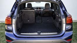 BMW X1 II xDrive25i (2016) - bagażnik, tylna kanapa złożona