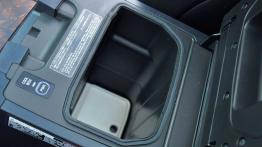 Toyota Land Cruiser V8 Terenowy Facelifting 4.6 VVT-i 318KM - galeria redakcyjna - podłokietnik prze