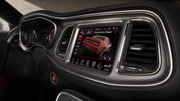 Dodge Challenger SRT Hellcat (2015) - ekran systemu multimedialnego
