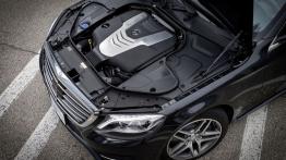 Mercedes S 350 BlueTEC (2014) - maska otwarta - widok z góry