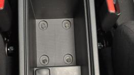 Mitsubishi Outlander III 2.2 DI-D - galeria redakcyjna - schowek w podłokietniku przednim