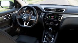 Nissan Qashqai Tekna 1.7 dCi 150 KM 4WD Xtronic - galeria redakcyjna - widok ogólny wn?trza z przodu