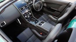 Aston Martin V8 Vantage S Volante - widok ogólny wnętrza z przodu